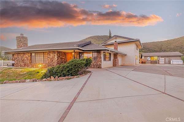 19.2 Acres of Land with Home for Sale in Agua Dulce, California