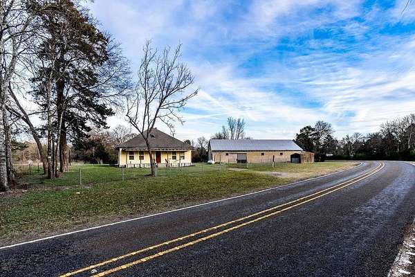 2 Acres of Residential Land with Home for Sale in Jacksonville, Texas