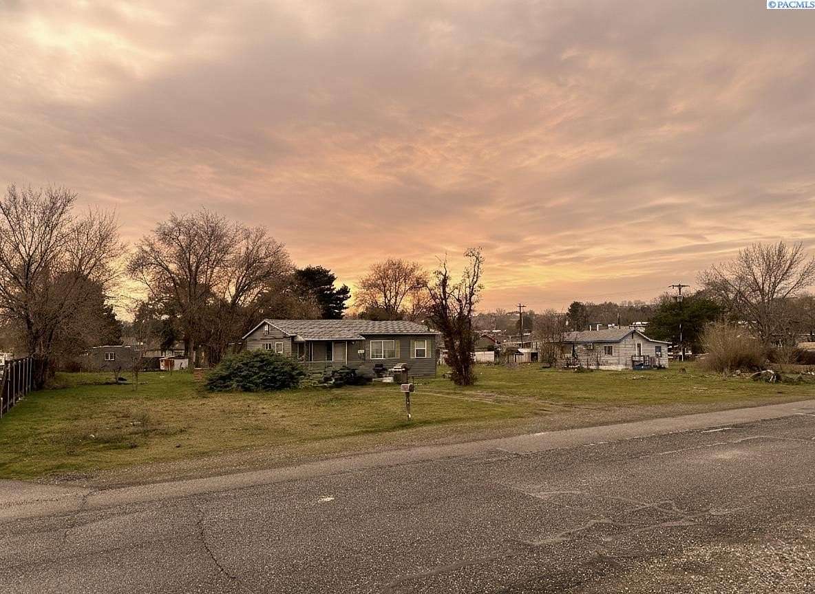 1 Acre of Residential Land with Home for Sale in West Richland, Washington