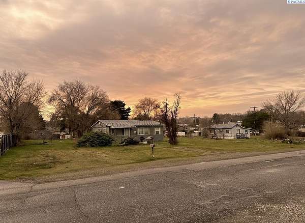 1 Acre of Residential Land with Home for Sale in West Richland, Washington