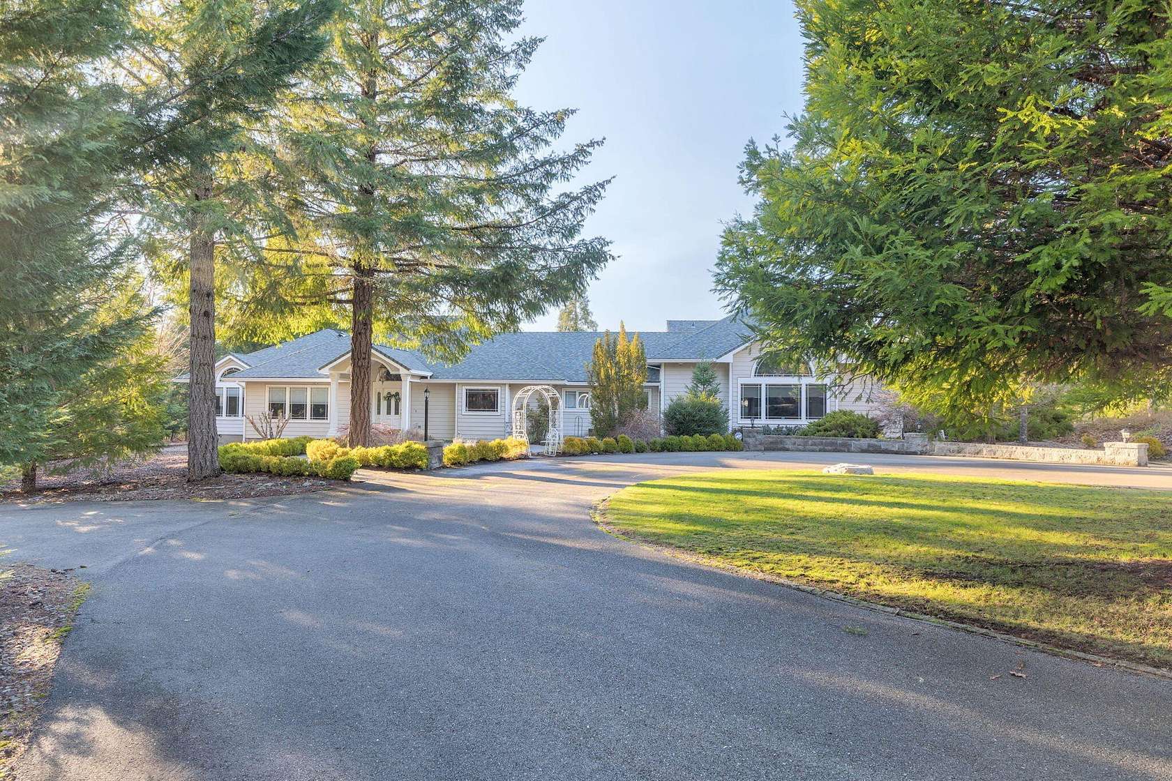 5 Acres of Land with Home for Sale in Grants Pass, Oregon