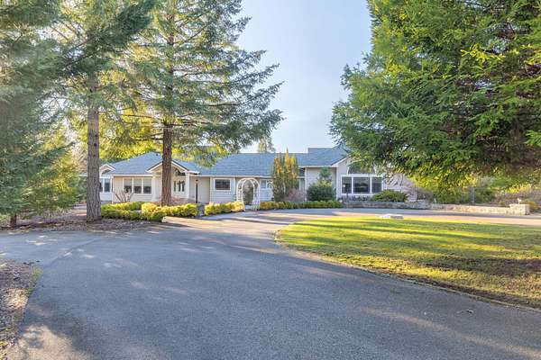 5 Acres of Residential Land with Home for Sale in Grants Pass, Oregon