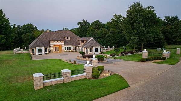 2.64 Acres of Residential Land with Home for Sale in Longview, Texas