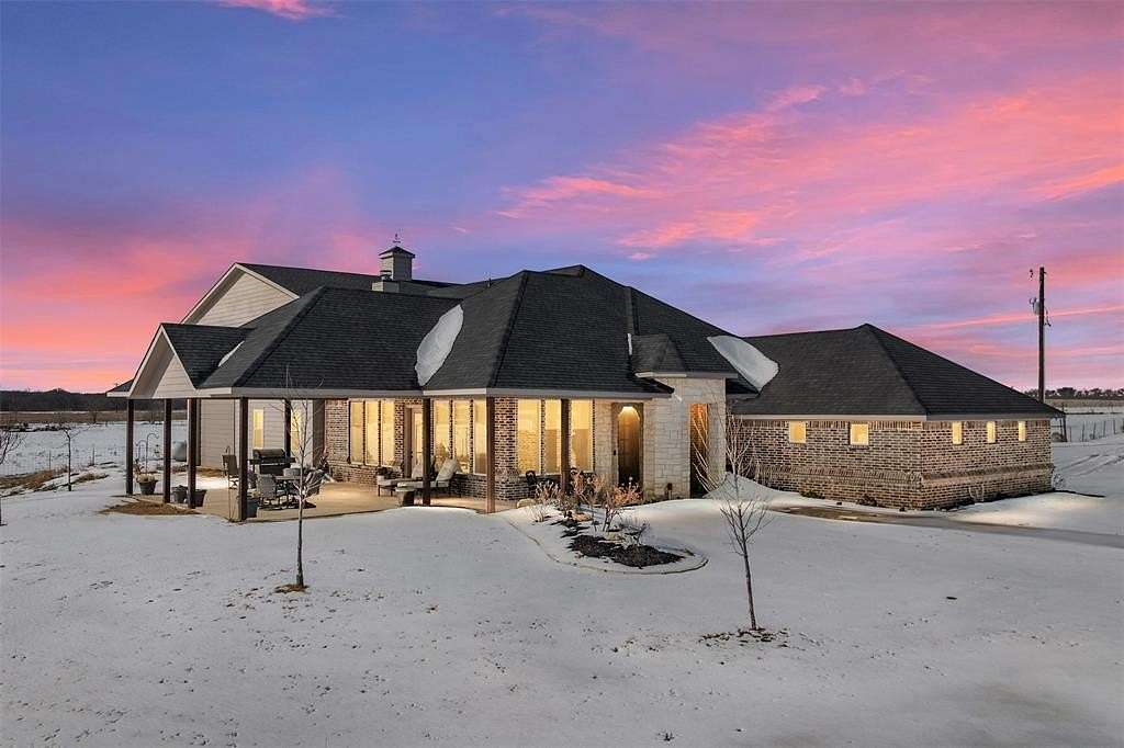 20 Acres of Land with Home for Sale in Valley View, Texas