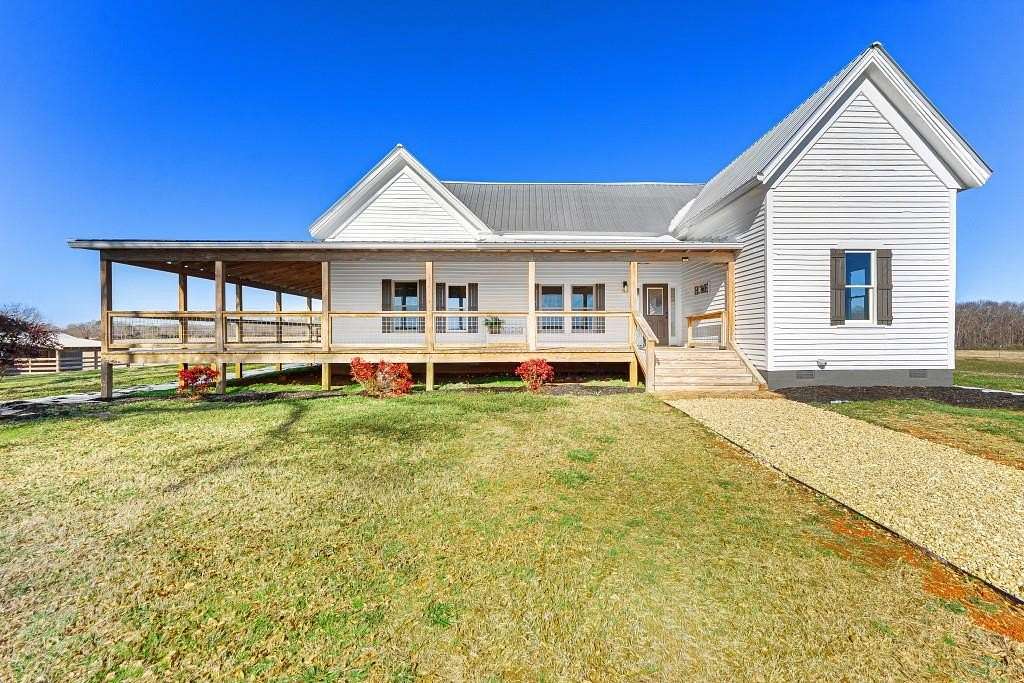 2 Acres of Residential Land with Home for Sale in Commerce, Georgia