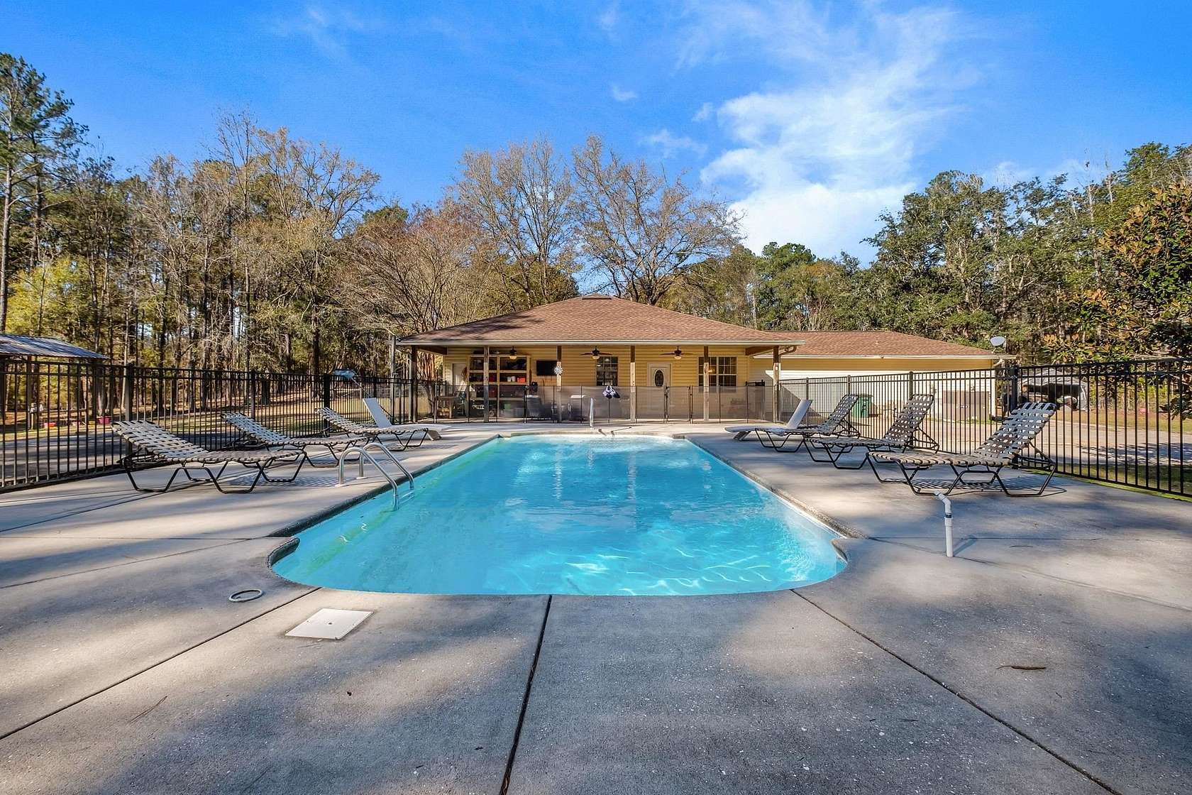 10.1 Acres of Land with Home for Sale in Quincy, Florida