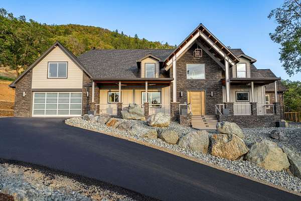 7.83 Acres of Residential Land with Home for Sale in Rogue River, Oregon