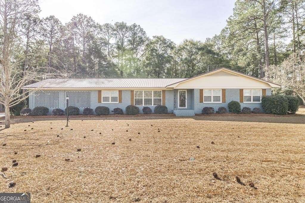 1.6 Acres of Residential Land with Home for Sale in Hawkinsville, Georgia