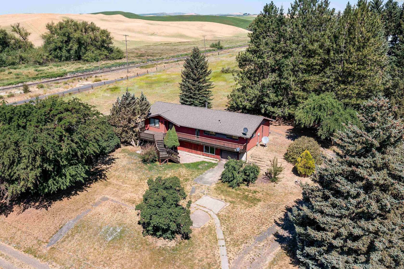 2 Acres of Residential Land with Home for Sale in Oakesdale, Washington