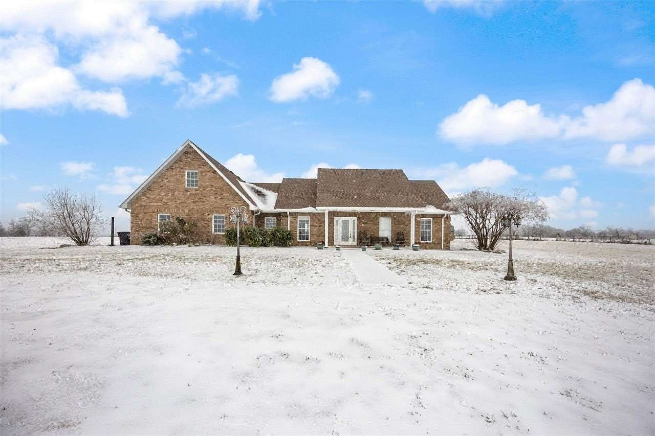 9.27 Acres of Residential Land with Home for Sale in Glasgow, Kentucky