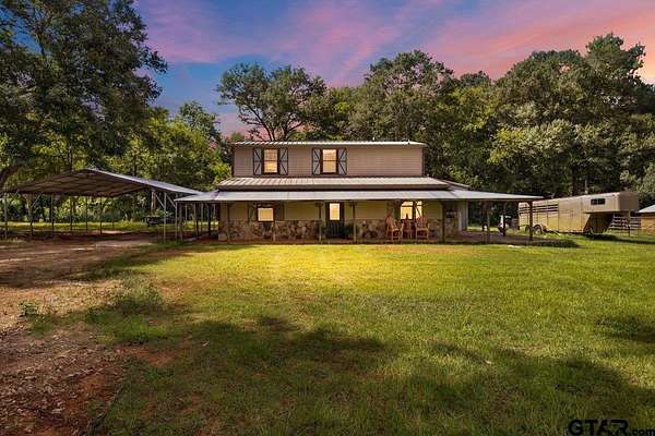 21.5 Acres of Land with Home for Sale in Jacksonville, Texas