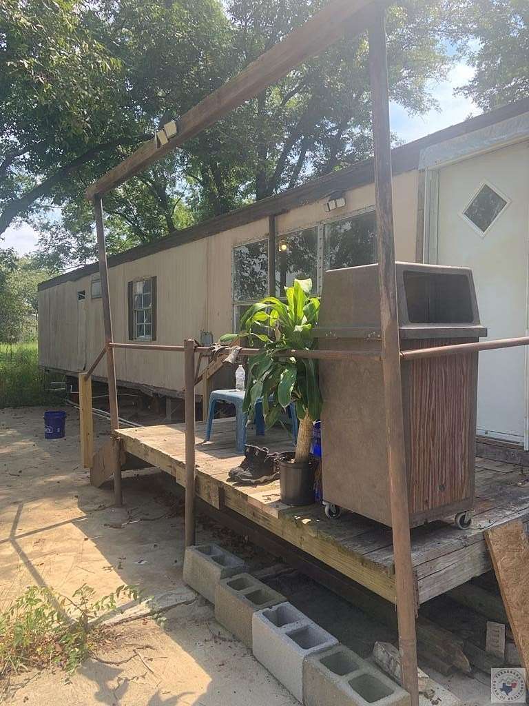 2.5 Acres of Improved Mixed-Use Land for Sale in New Boston, Texas