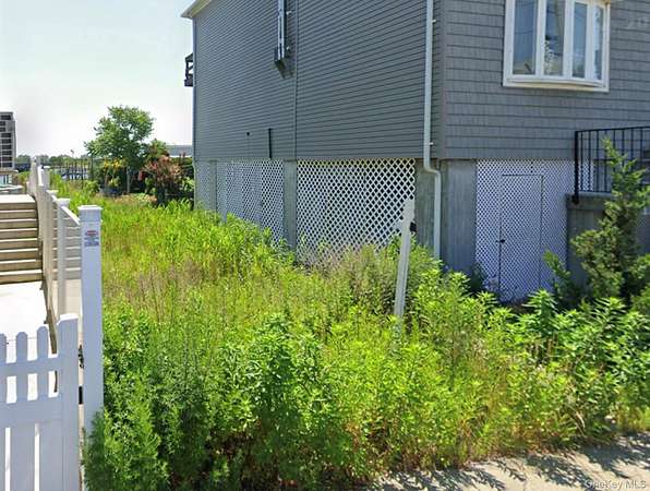 0.04 Acres of Mixed-Use Land for Sale in Broad Channel, New York