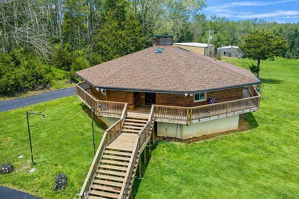 10 Acres of Residential Land with Home for Sale in Lebanon, Tennessee