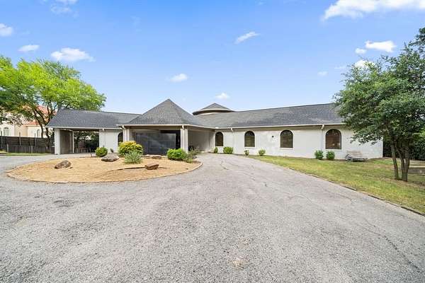 2.86 Acres of Residential Land with Home for Lease in Fort Worth, Texas