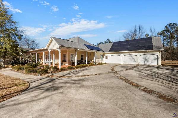 16.9 Acres of Land with Home for Sale in Byron, Georgia