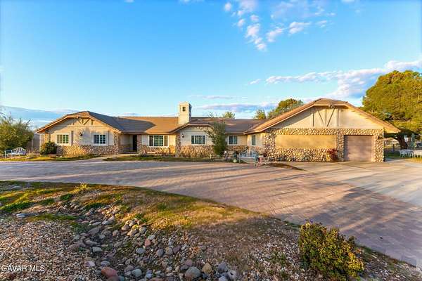 2.85 Acres of Residential Land with Home for Sale in Palmdale, California