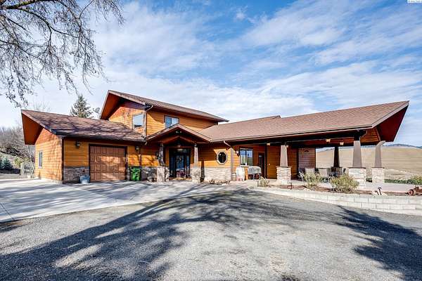 2.5 Acres of Residential Land with Home for Sale in Pullman, Washington