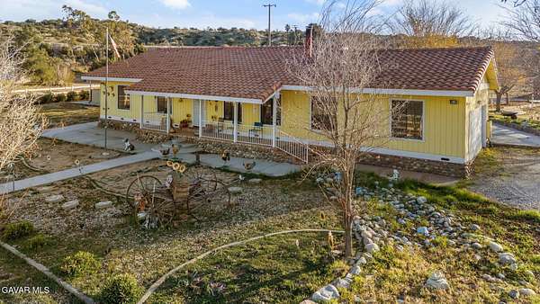 2 Acres of Residential Land with Home for Sale in Palmdale, California