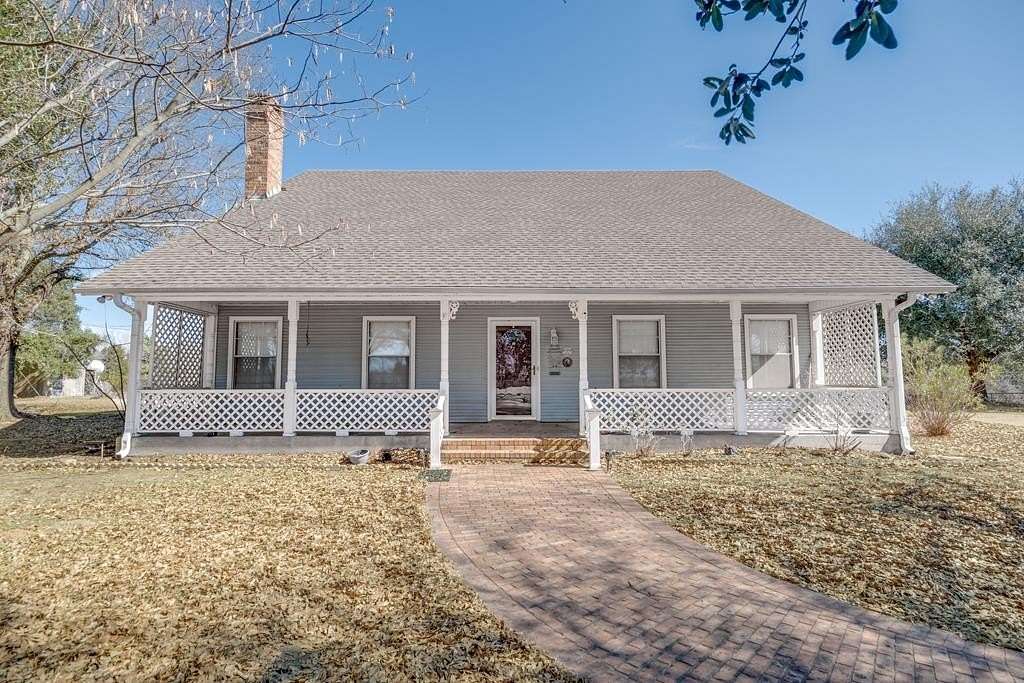 32.5 Acres of Land with Home for Sale in Montalba, Texas