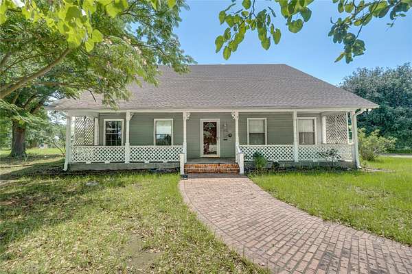32.5 Acres of Land with Home for Sale in Montalba, Texas