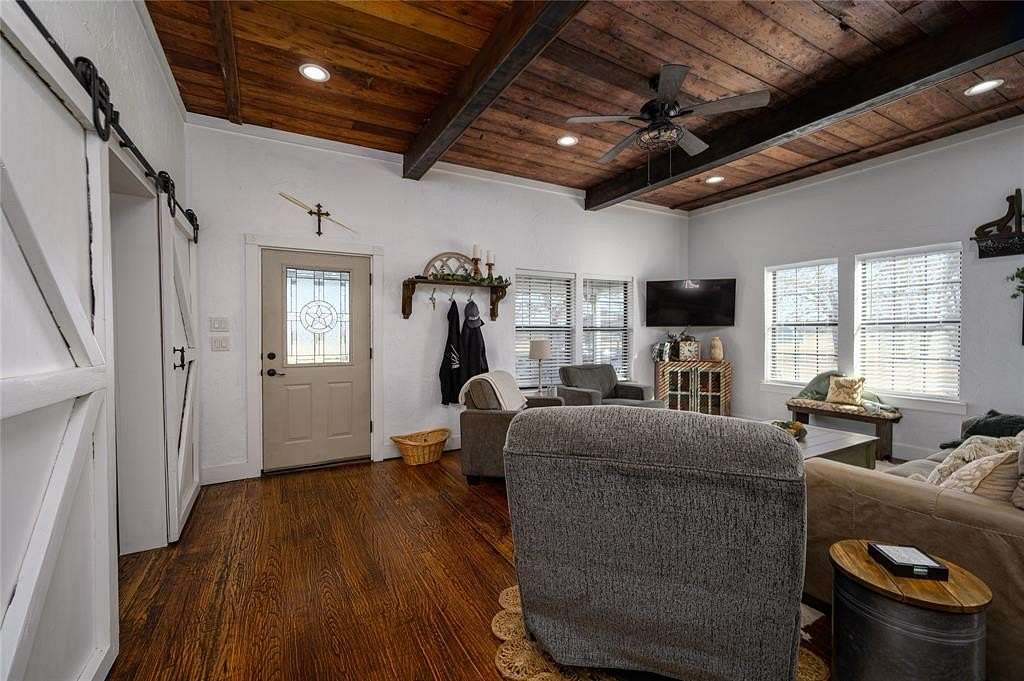 7 Acres of Residential Land with Home for Sale in Whitesboro, Texas