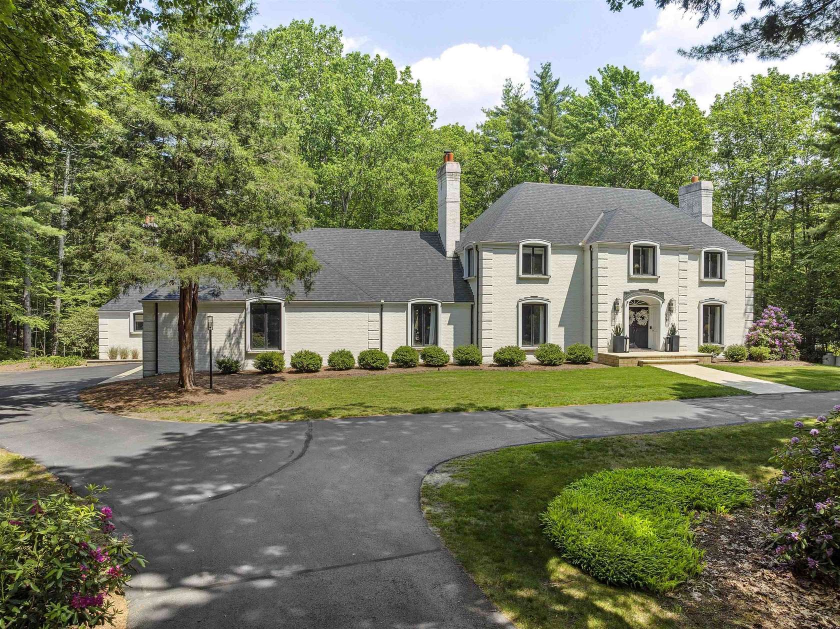 2.2 Acres of Residential Land with Home for Sale in Amherst, New Hampshire