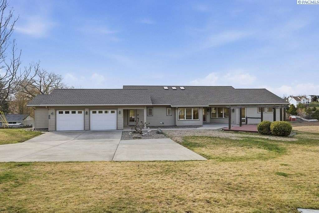 1.88 Acres of Residential Land with Home for Sale in Pullman, Washington