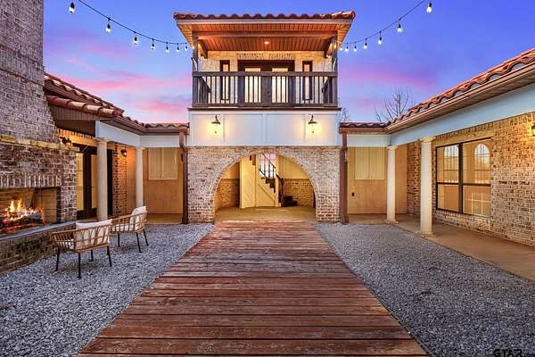 19 Acres of Land with Home for Sale in Chandler, Texas