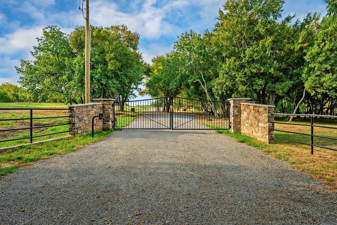 10 Acres of Residential Land for Sale in Denison, Texas