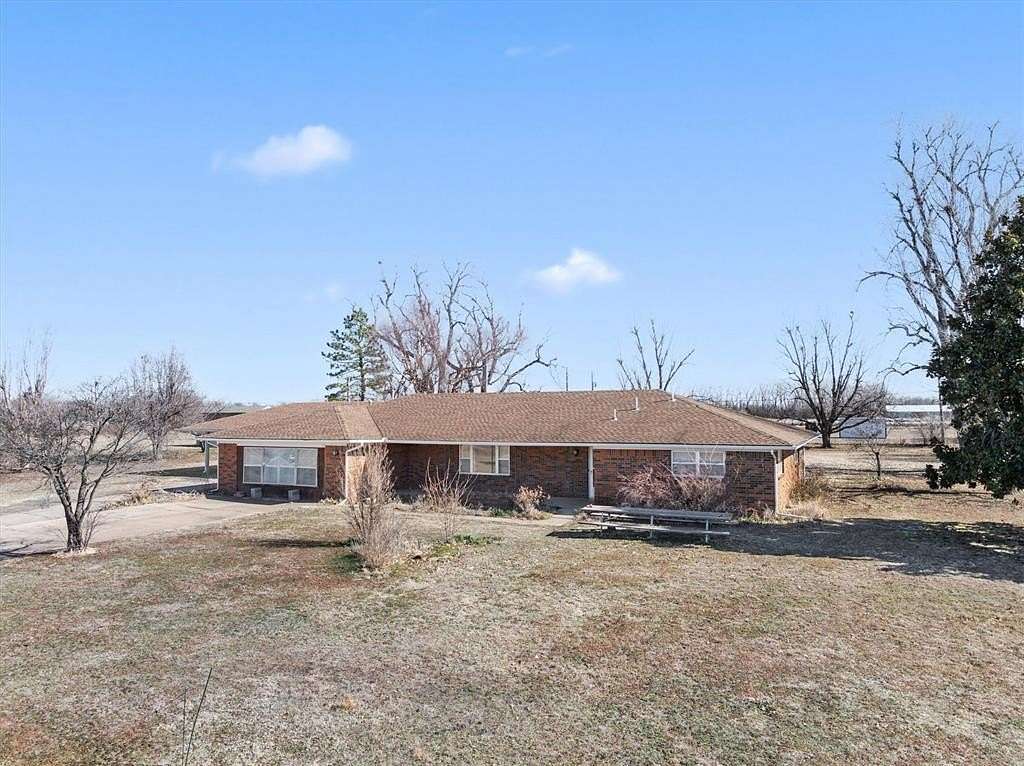 2.46 Acres of Residential Land with Home for Sale in Crescent, Oklahoma