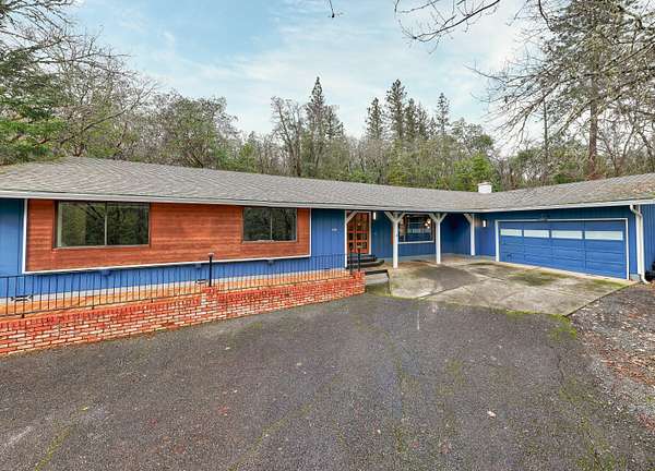 3 Acres of Residential Land with Home for Sale in Grants Pass, Oregon