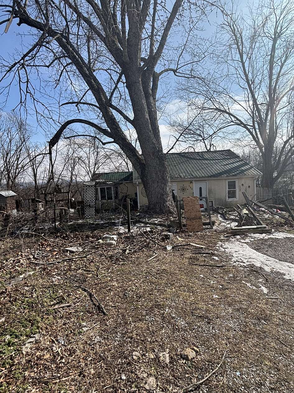 5.76 Acres of Residential Land with Home for Sale in Hendersonville, Tennessee