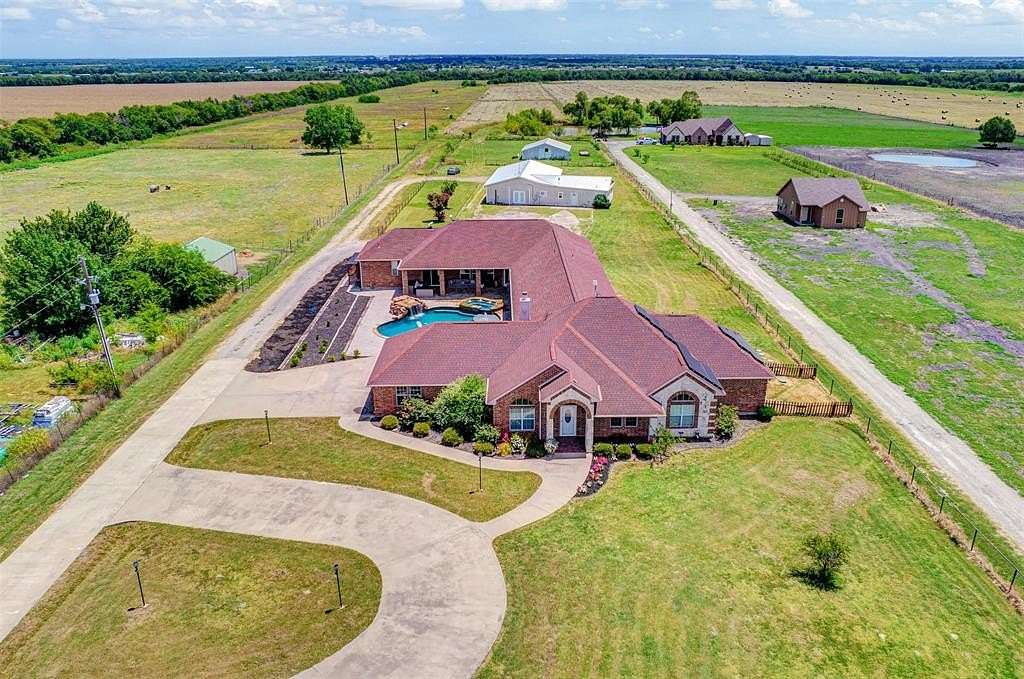13.8 Acres of Land with Home for Sale in Farmersville, Texas