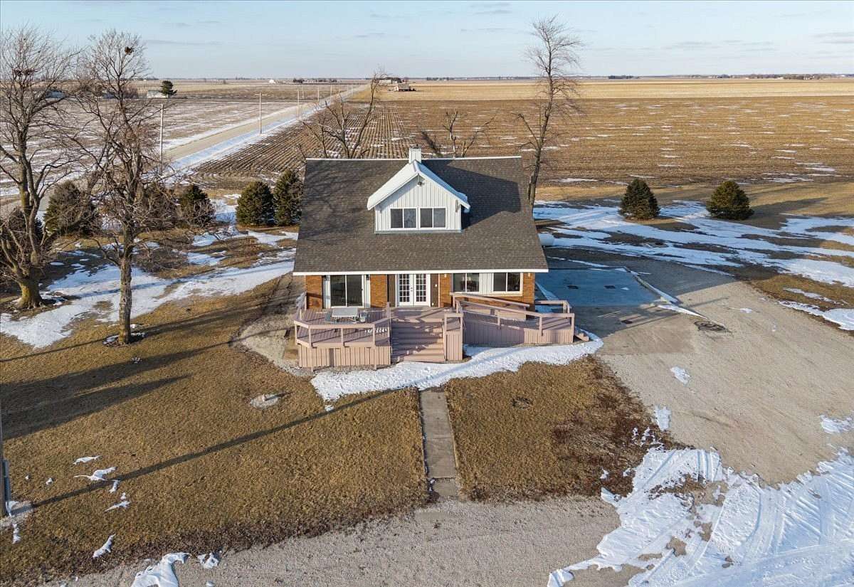 4 Acres of Residential Land with Home for Sale in Chenoa, Illinois