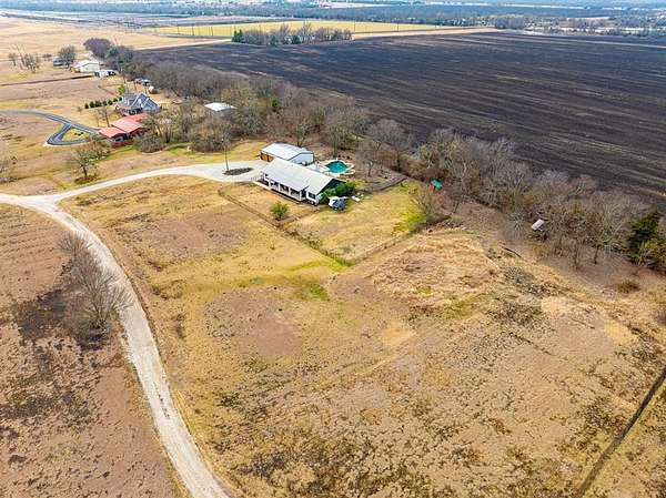 2.3 Acres of Residential Land with Home for Sale in Farmersville, Texas