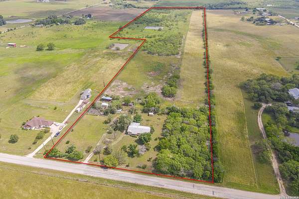 38 Acres of Land for Sale in St. Hedwig, Texas