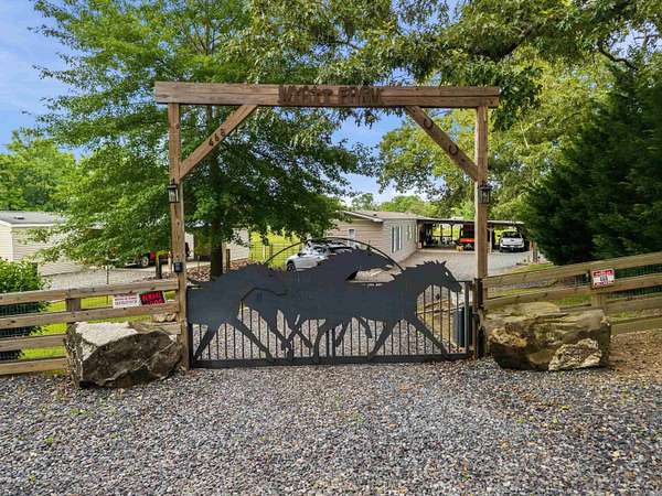 12 Acres of Land with Home for Sale in Hot Springs, Arkansas
