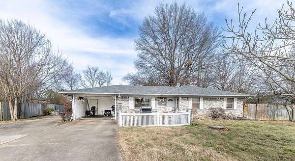 2 Acres of Residential Land with Home for Sale in Farmington, Arkansas