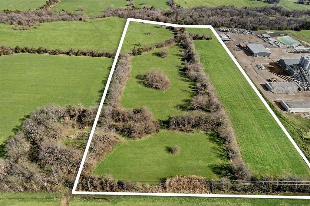 15 Acres of Mixed-Use Land for Sale in Whitewright, Texas