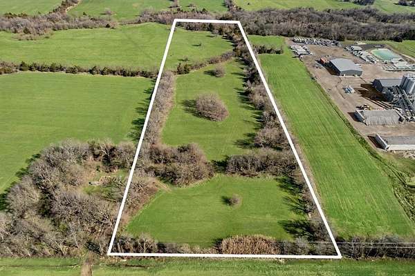 15 Acres of Mixed-Use Land for Sale in Whitewright, Texas