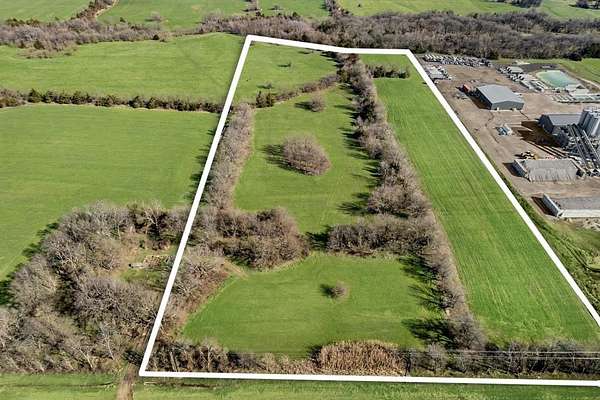 15 Acres of Mixed-Use Land for Sale in Whitewright, Texas