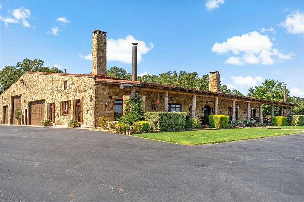 292 Acres of Agricultural Land with Home for Sale in Sumner, Texas