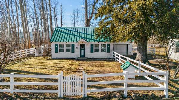 2.14 Acres of Residential Land with Home for Sale in Fort Klamath, Oregon