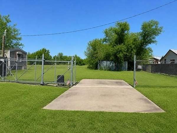 2.1 Acres of Improved Mixed-Use Land for Sale in Pasadena, Texas