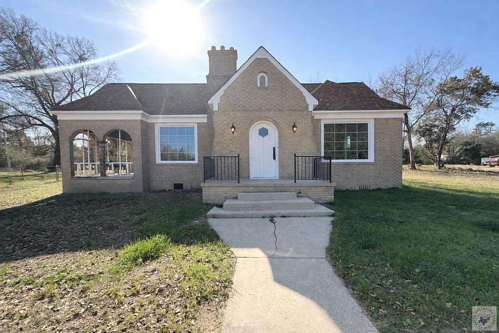 2.74 Acres of Residential Land with Home for Sale in Atlanta, Texas