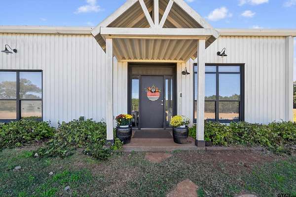 7.6 Acres of Residential Land with Home for Sale in Tyler, Texas