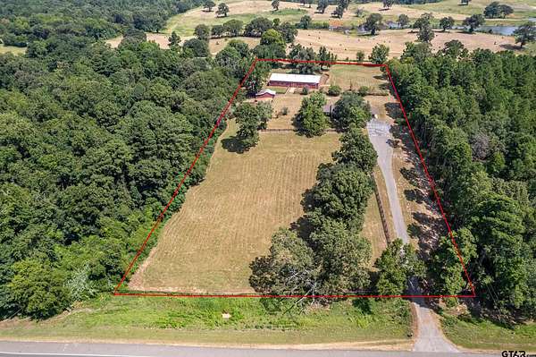 5.77 Acres of Land with Home for Sale in Jacksonville, Texas