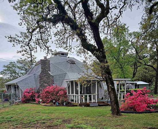 8 Acres of Residential Land with Home for Sale in Flint, Texas