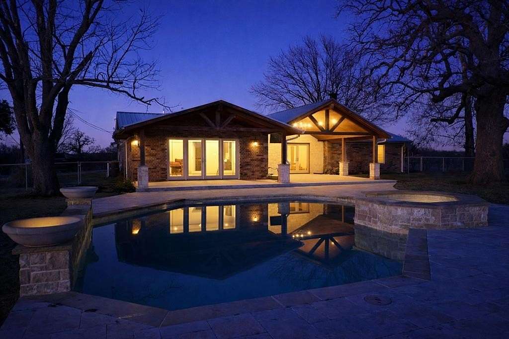 25 Acres of Land with Home for Sale in Whitesboro, Texas